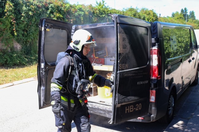 Campingbus in Vollbrand: Feuerwehr bei Brand in Wels-Pernau im Einsatz