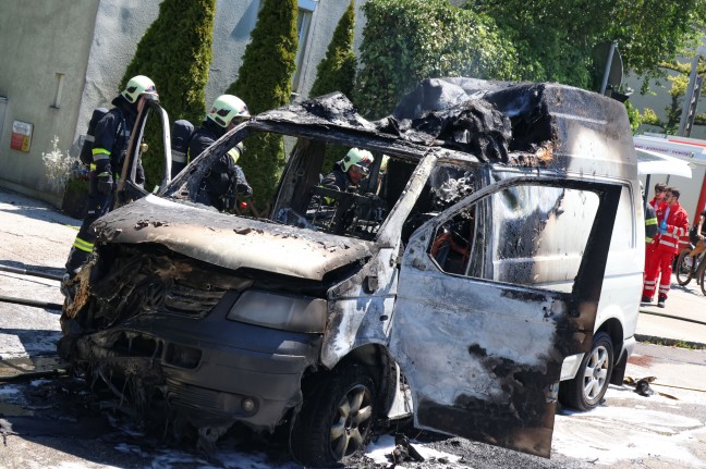 Campingbus in Vollbrand: Feuerwehr bei Brand in Wels-Pernau im Einsatz