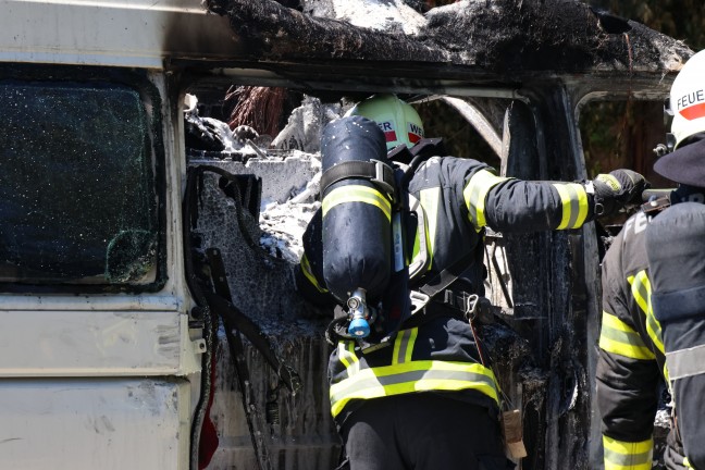 Campingbus in Vollbrand: Feuerwehr bei Brand in Wels-Pernau im Einsatz
