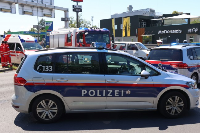 Campingbus in Vollbrand: Feuerwehr bei Brand in Wels-Pernau im Einsatz