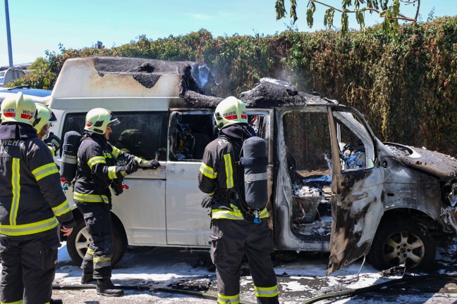 Campingbus in Vollbrand: Feuerwehr bei Brand in Wels-Pernau im Einsatz