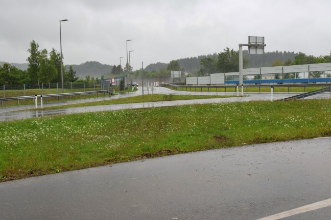 Autolenkerin (59) bei Unfall auf Westautobahn in Stra im Attergau tdlich verunglckt