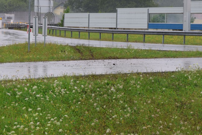 Autolenkerin (59) bei Unfall auf Westautobahn in Stra im Attergau tdlich verunglckt