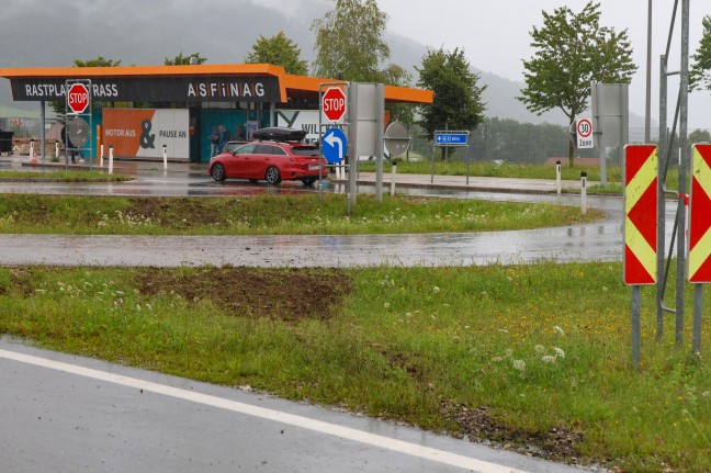 Autolenkerin (59) bei Unfall auf Westautobahn in Stra im Attergau tdlich verunglckt