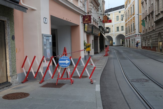 Straensperre und Sicherungseinsatz nachdem Fassadenteile auf Strae in Gmunden abgestrzt sind