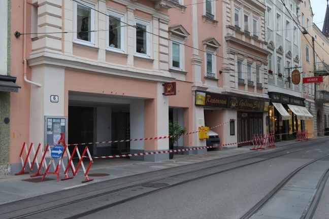 Straensperre und Sicherungseinsatz nachdem Fassadenteile auf Strae in Gmunden abgestrzt sind