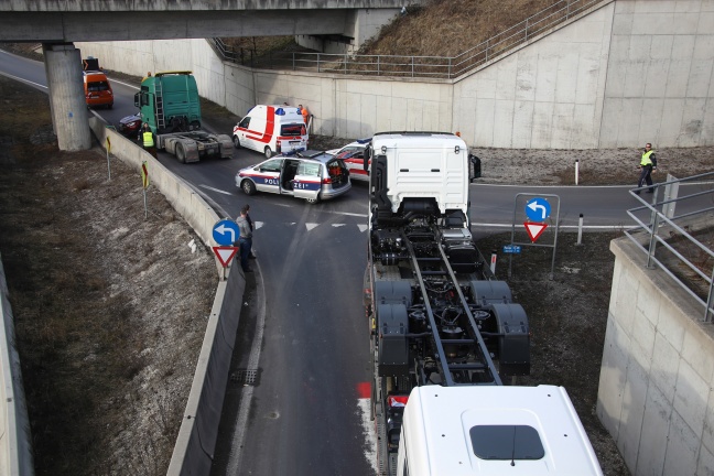 Verkehrsunfall zwischen LKW und PKW auf Autobahnauffahrt Wels-West