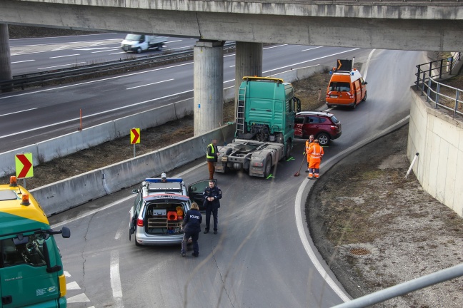 Verkehrsunfall zwischen LKW und PKW auf Autobahnauffahrt Wels-West