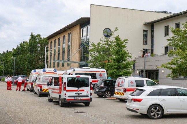 Unwetterschden: Alten- und Pflegeheim in Zell an der Pram mit Groaufgebot gerumt