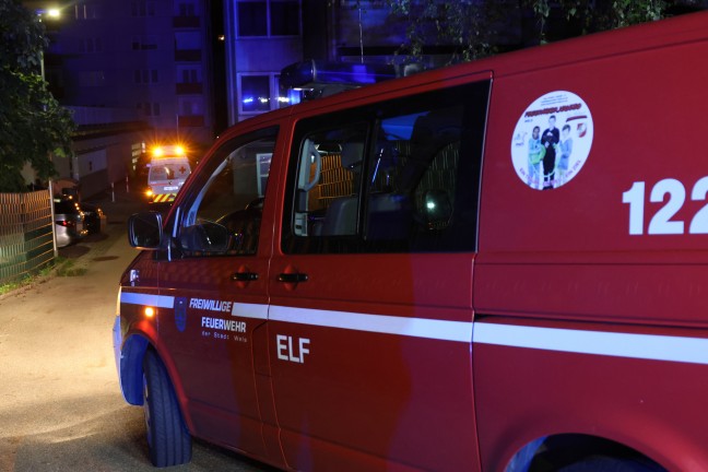 Personen in Notlage: Zwei gestrzte Personen in einer Wohnung in Wels-Vogelweide