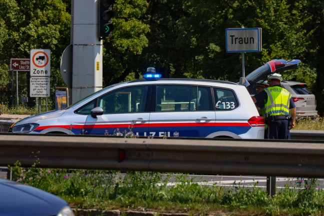 Schwerer Kreuzungscrash zwischen zwei PKW auf Wiener Strae bei Traun