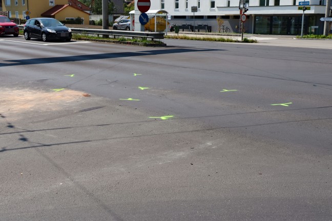 Schwerer Kreuzungscrash zwischen zwei PKW auf Wiener Strae bei Traun