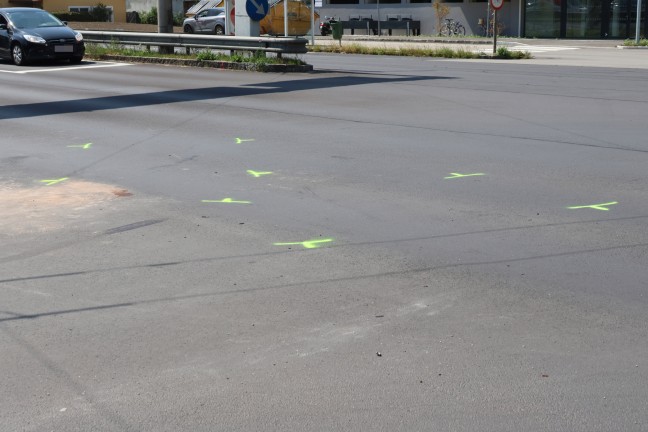 Schwerer Kreuzungscrash zwischen zwei PKW auf Wiener Strae bei Traun