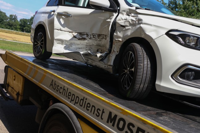 Schwerer Kreuzungscrash zwischen zwei PKW auf Wiener Strae bei Traun