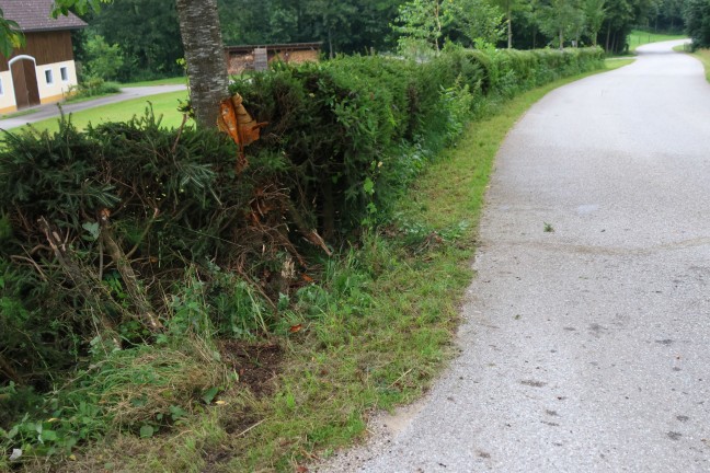 Autolenkerin nach Crash gegen Baum in Pfarrkirchen bei Bad Hall von Feuerwehr aus PKW befreit