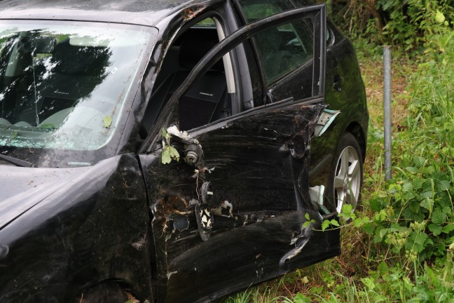 Autolenkerin nach Crash gegen Baum in Pfarrkirchen bei Bad Hall von Feuerwehr aus PKW befreit