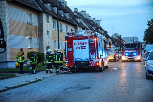 Einsatz der Feuerwehr bei Kellerbrand in einem Mehrparteienwohnhaus in Wels-Neustadt