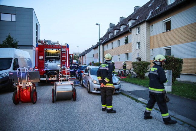Einsatz der Feuerwehr bei Kellerbrand in einem Mehrparteienwohnhaus in Wels-Neustadt