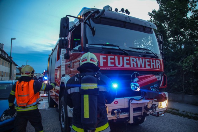 Einsatz der Feuerwehr bei Kellerbrand in einem Mehrparteienwohnhaus in Wels-Neustadt