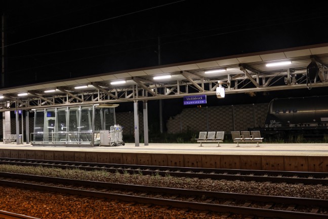 Vcklabruck: Mann im Bahnhofsbereich von durchfahrendem Zug berrollt und schwerst verletzt