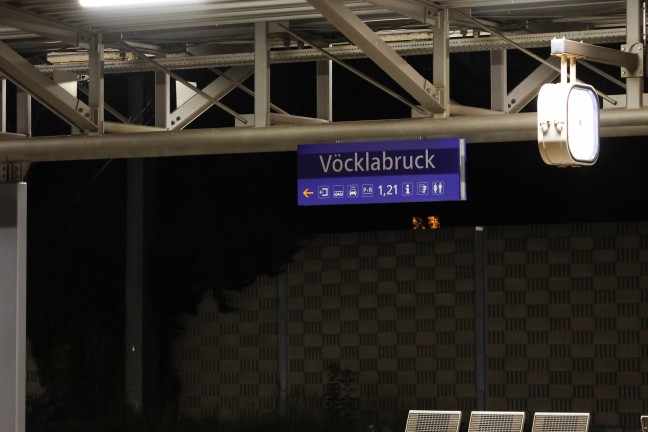 Vcklabruck: Mann im Bahnhofsbereich von durchfahrendem Zug berrollt und schwerst verletzt