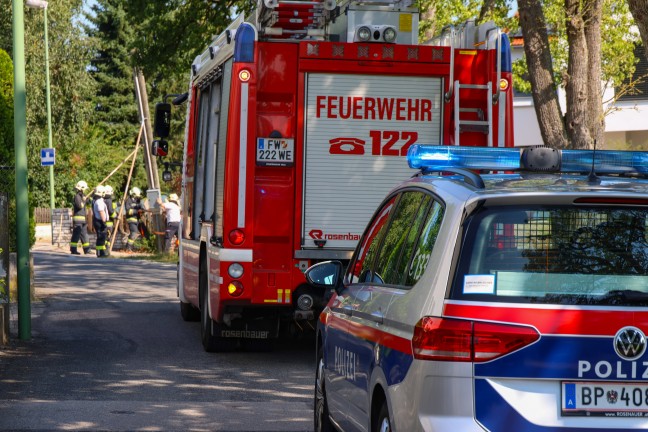 Sicherungsarbeiten: Umgest�rzter Telefonmast f�hrte zu Einsatz der Feuerwehr in Wels-Puchberg