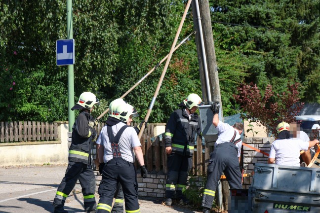 Sicherungsarbeiten: Umgest�rzter Telefonmast f�hrte zu Einsatz der Feuerwehr in Wels-Puchberg