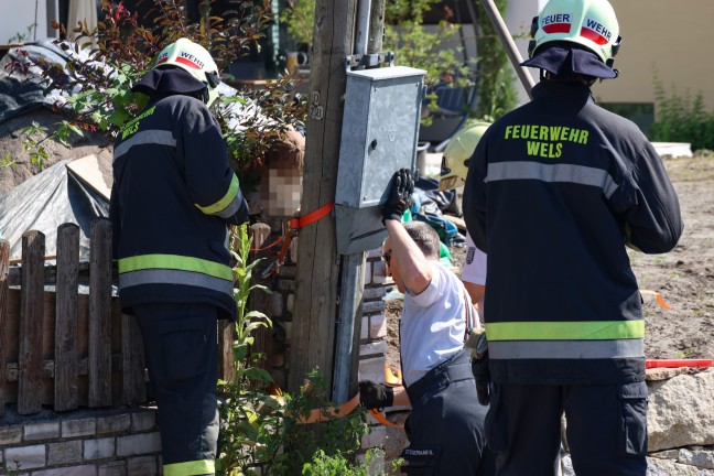 Sicherungsarbeiten: Umgest�rzter Telefonmast f�hrte zu Einsatz der Feuerwehr in Wels-Puchberg