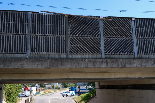 Lose Holzlatte drohte in eine Unterfhrung der Westbahnstrecke in Wels abzustrzen
