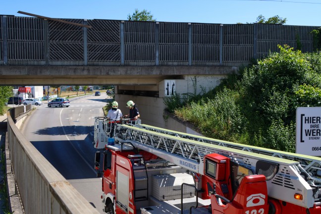 Lose Holzlatte drohte in eine Unterfhrung der Westbahnstrecke in Wels abzustrzen