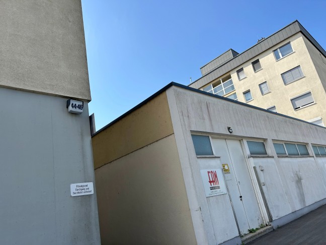 Katze auf Dach: Einsatzkrfte der Feuerwehr bei Tierrettung in Wels-Pernau im Einsatz