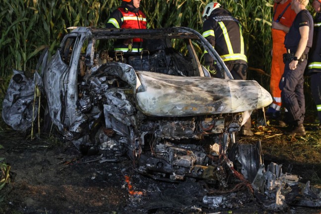 Identitt geklrt: Lenker (18) und Beifahrerin (17) starben bei Autobrand nach Unfall in Buchkirchen