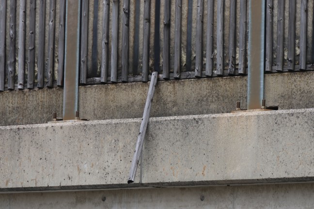 Sicherungsarbeiten durch Feuerwehr an Eisenbahnunterf�hrung in Wels-Vogelweide