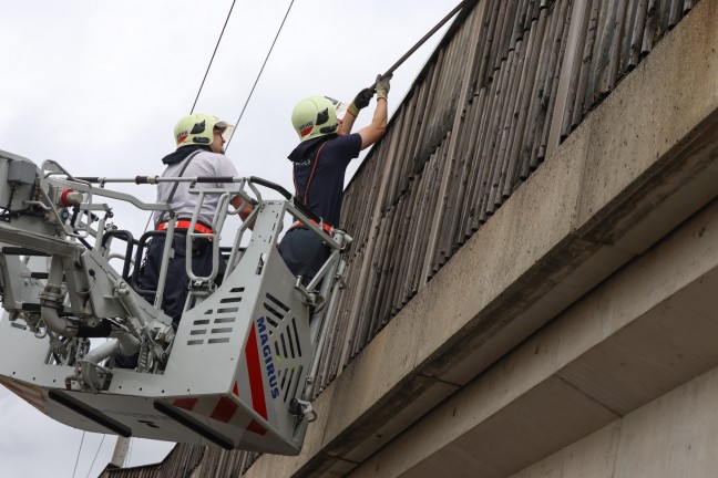 Sicherungsarbeiten durch Feuerwehr an Eisenbahnunterf�hrung in Wels-Vogelweide