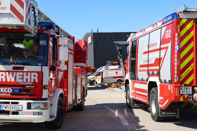 Vier Feuerwehren bei Brand in einer Werkstttenhalle in Ansfelden im Einsatz