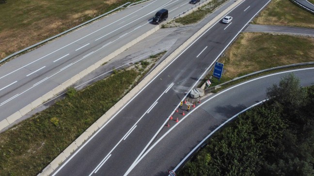 Auto auf Pyhrnautobahn bei Klaus an der Pyhrnbahn frontal gegen Anpralldmpfer gekracht