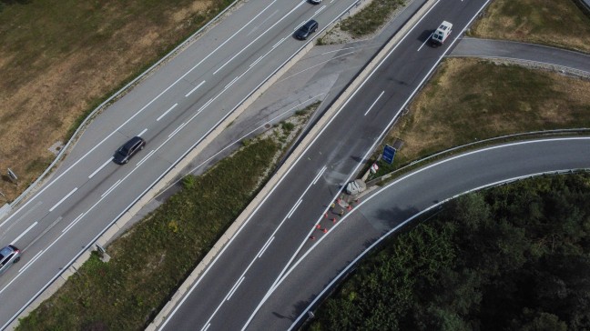 Auto auf Pyhrnautobahn bei Klaus an der Pyhrnbahn frontal gegen Anpralldmpfer gekracht
