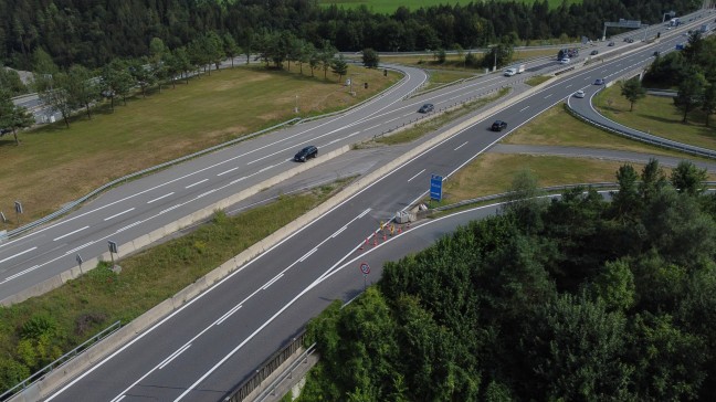 Auto auf Pyhrnautobahn bei Klaus an der Pyhrnbahn frontal gegen Anpralldmpfer gekracht