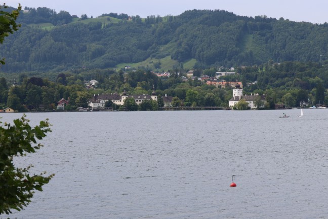 Einsatzkrfte von Feuerwehr und Wasserrettung zu Personenrettung im Traunsee bei Gmunden gerufen