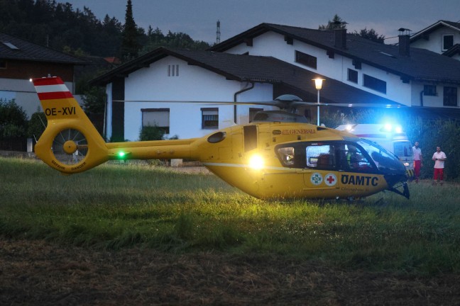 Notarzthubschrauber im Einsatz: Zwei Personen in Kematen am Innbach von Dach gestrzt
