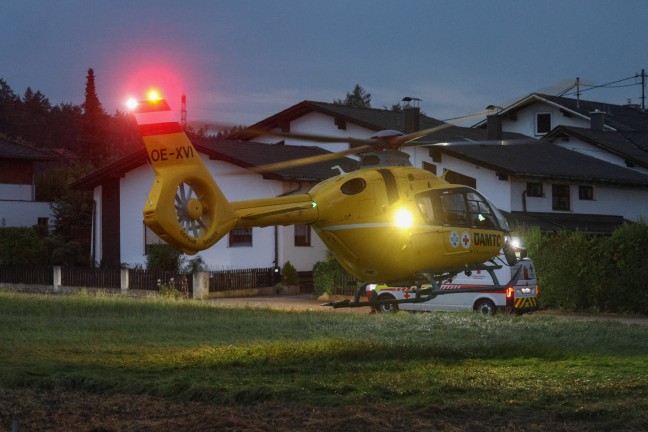 Notarzthubschrauber im Einsatz: Zwei Personen in Kematen am Innbach von Dach gestrzt