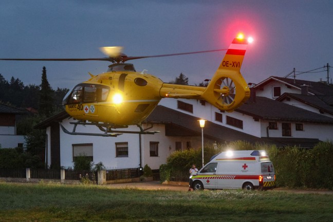Notarzthubschrauber im Einsatz: Zwei Personen in Kematen am Innbach von Dach gestrzt