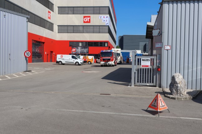 Einsatz der Feuerwehr nach K�hlmittelaustritt bei einem Unternehmen in Wels-Pernau
