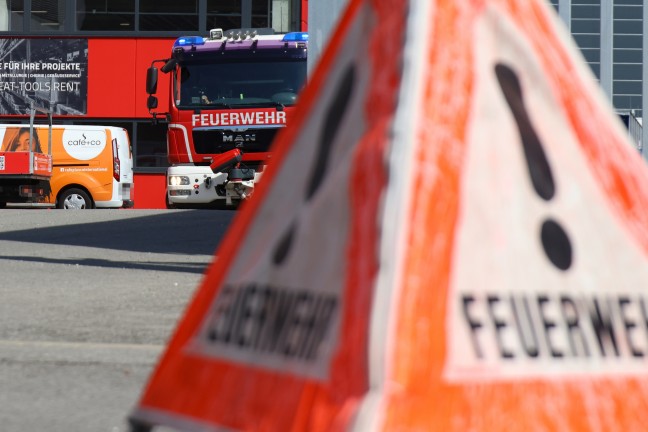 Einsatz der Feuerwehr nach K�hlmittelaustritt bei einem Unternehmen in Wels-Pernau