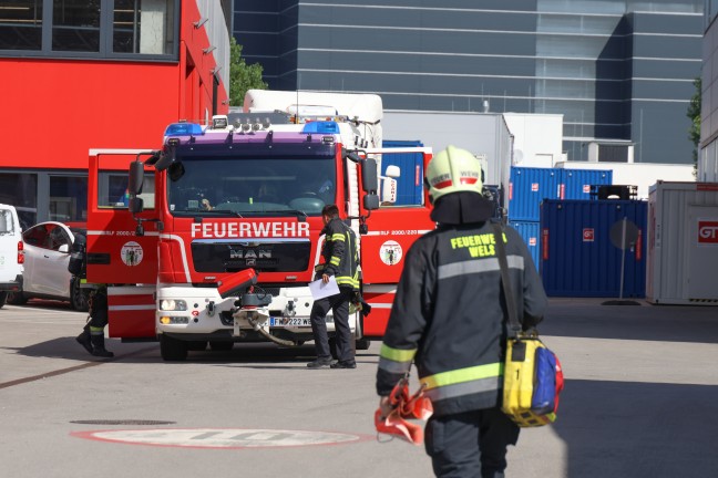 Einsatz der Feuerwehr nach K�hlmittelaustritt bei einem Unternehmen in Wels-Pernau