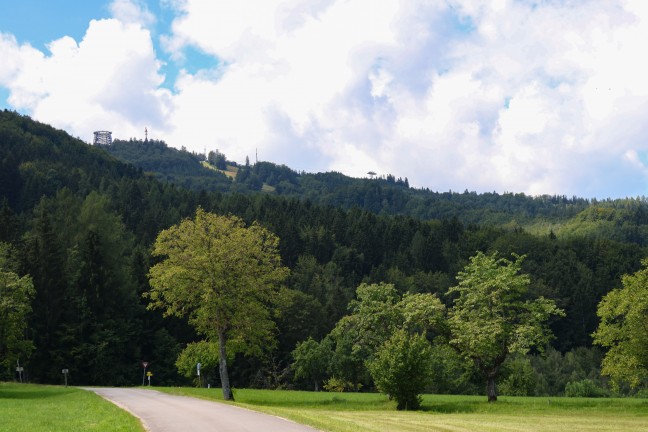 Gmunden: Einsatzkrfte der Feuerwehr zu Personenrettung aus unwegsamem Gelnde alarmiert