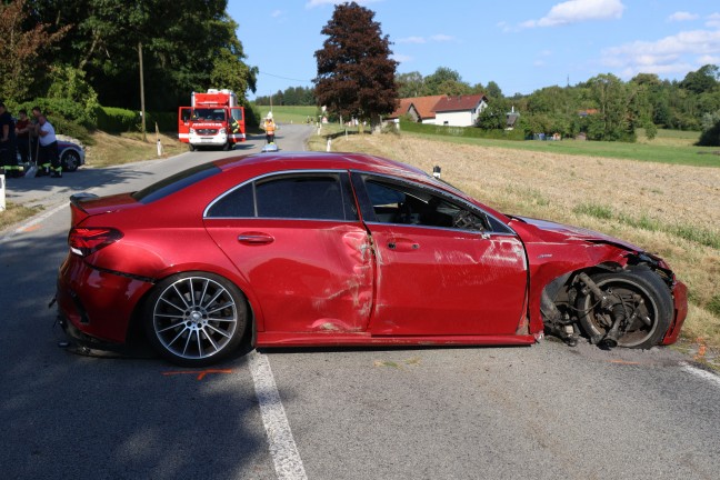 Schwerer Verkehrsunfall mit Fahrzeugberschlag bei Taiskirchen im Innkreis fordert einen Verletzten