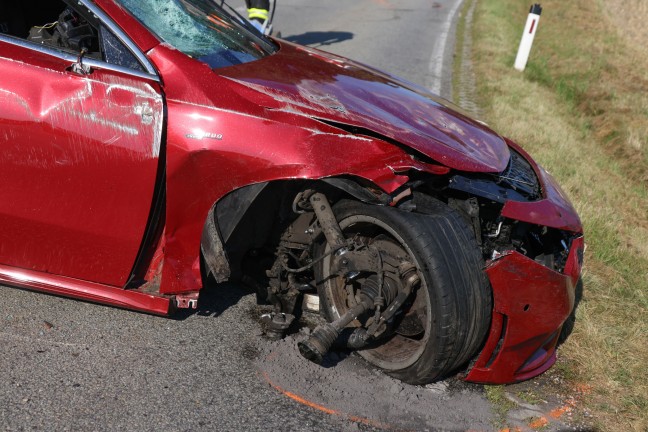 Schwerer Verkehrsunfall mit Fahrzeugberschlag bei Taiskirchen im Innkreis fordert einen Verletzten
