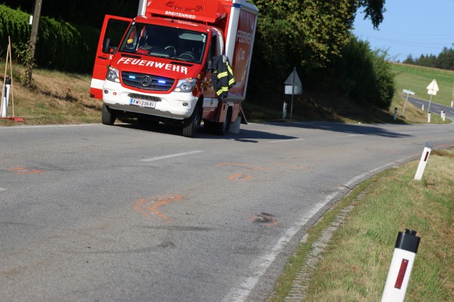 Schwerer Verkehrsunfall mit Fahrzeugberschlag bei Taiskirchen im Innkreis fordert einen Verletzten