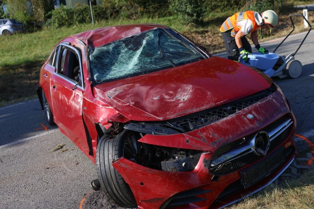 Schwerer Verkehrsunfall mit Fahrzeugberschlag bei Taiskirchen im Innkreis fordert einen Verletzten
